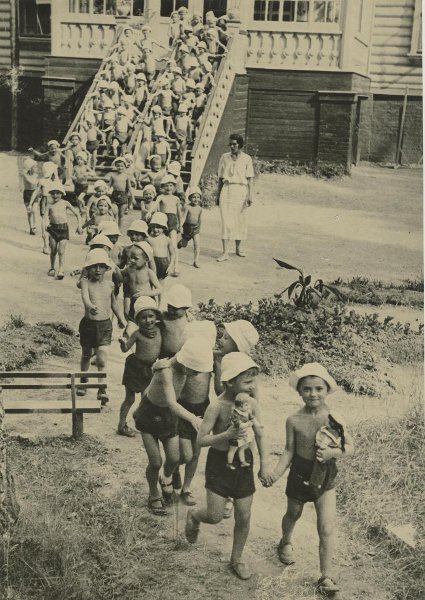 В детском саду на даче, 1930-е. Выставка «Советское благополучие Михаила Грачева» с этой фотографией.