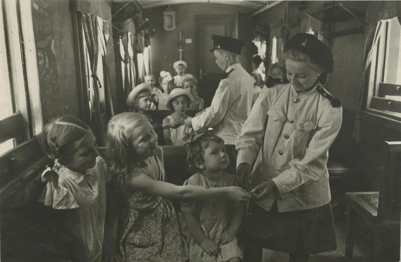 Детская железная дорога, 1945 - 1949, Московская обл., пос. Кратово. Выставка «Советское благополучие Михаила Грачева» с этой фотографией.