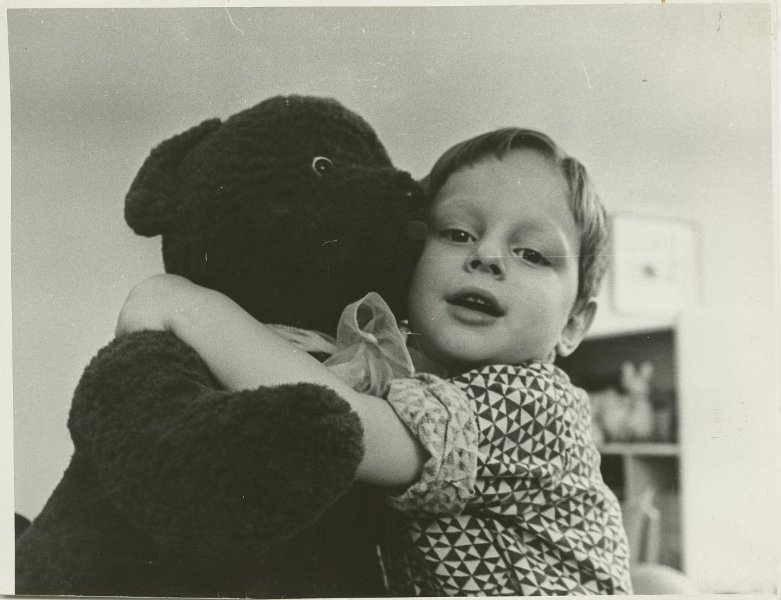 Любимая игрушка, 1970-е, Ярославская обл., г. Мышкин. Выставка «Дети и их медведи» с этой фотографией.&nbsp;