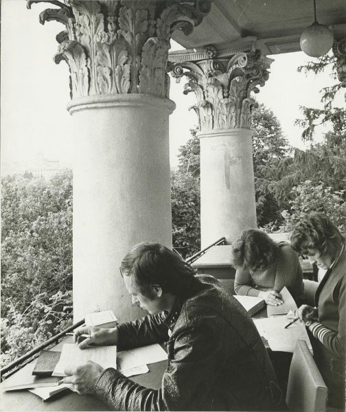 Читальный зал в Нескучном саду, 1970-е, г. Москва. Выставка «Советское благополучие Михаила Грачева» с этой фотографией.