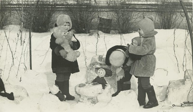 Зима. На прогулке, 1970-е, Ярославская обл., г. Мышкин. Выставка «Зимние забавы» с этой фотографией.