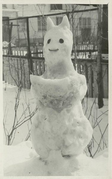 Зима. Снежные фигуры, 1970-е, Ярославская обл., г. Мышкин. Выставки&nbsp;«Зимние забавы»&nbsp;и «Снеговик, снеговик, жить на холоде привык» с этой фотографией.