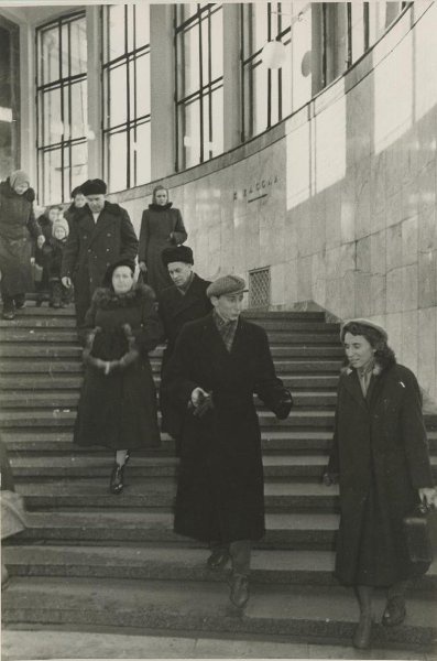 Московское метро, 1950-е, г. Москва. Выставка «Советское благополучие Михаила Грачева» с этой фотографией.