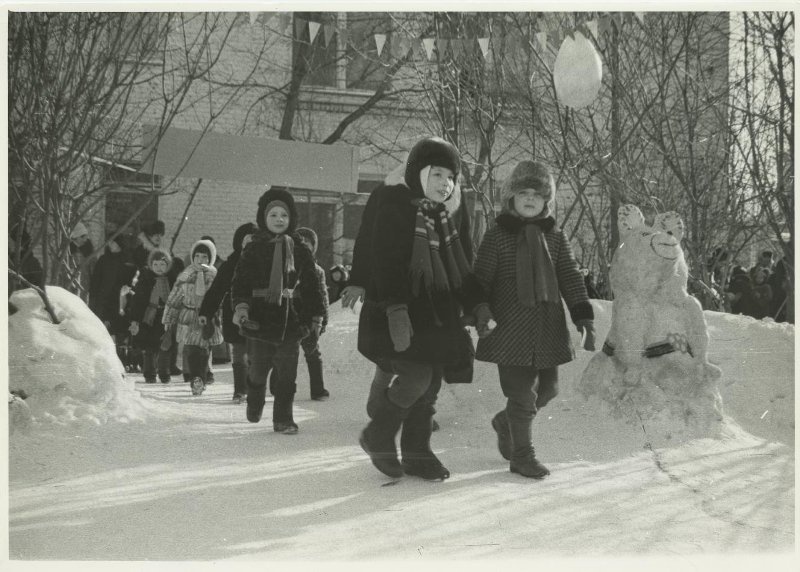 Зима. На прогулку, 1970-е, Ярославская обл., г. Мышкин. Выставка «Зимние забавы» с этой фотографией.