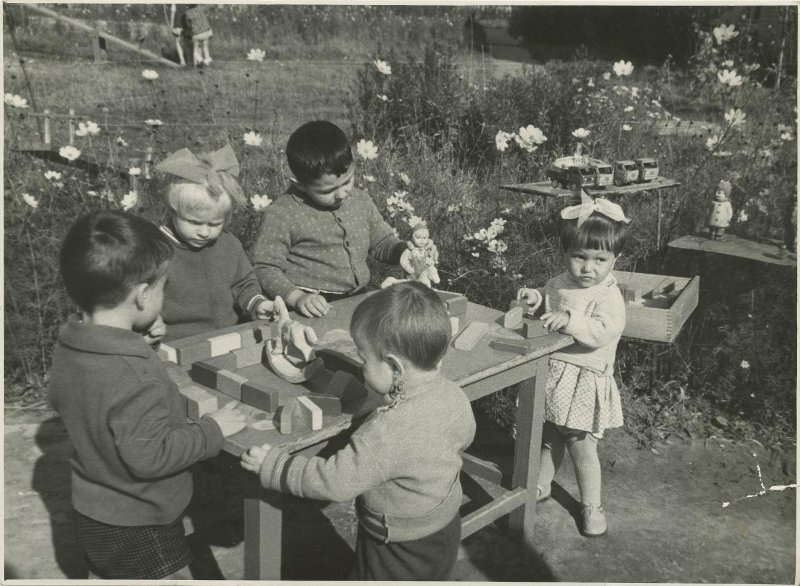 Занятия и игры в детском саду, 1970-е, Ярославская обл., г. Мышкин. Выставка «Тише едешь, дальше будешь» с этой фотографией.&nbsp;