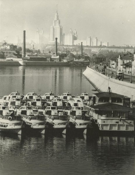 Раннее утро на Москве-реке, 1960-е, г. Москва. Выставка «Москва в объективе Наума Грановского» с этой фотографией.