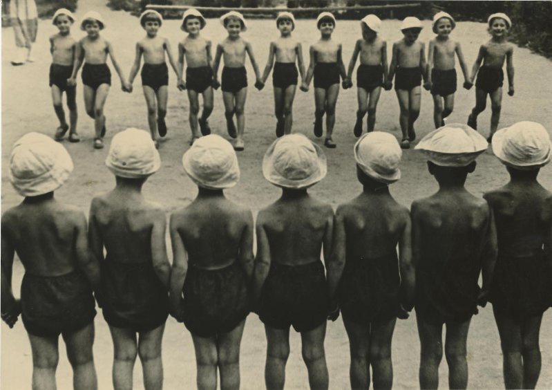 Детский сад на даче, 1930-е. Выставки «Советское благополучие Михаила Грачева»&nbsp;и&nbsp;«Тише едешь, дальше будешь» с этой фотографией.