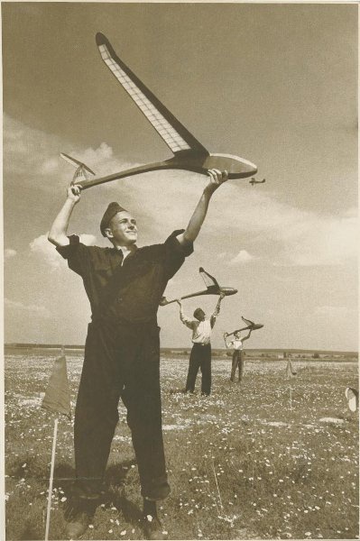Юные авиамоделисты, 1937 - 1939. Выставка «Мальчик в клубе склеил модель» с этой фотографией.&nbsp;