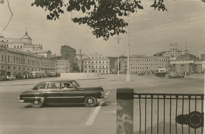 Арбатская площадь, 1950-е, г. Москва. Выставка «Москва в объективе Наума Грановского» с этой фотографией.