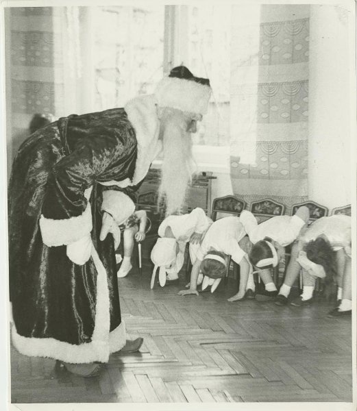 Зима. Новогодний праздник в детском саду, 1970-е, Ярославская обл., г. Мышкин. Видео «Дед Мороз» с этой фотографией.&nbsp;
