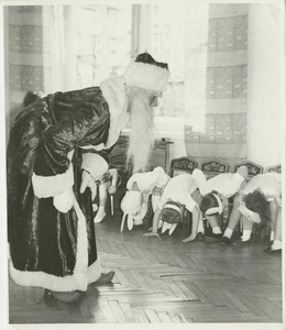 Зима. Новогодний праздник в детском саду, 1970-е, Ярославская обл., г. Мышкин. Видео «Дед Мороз» с этой фотографией.&nbsp;