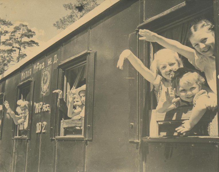 Детская железная дорога, 1945 - 1949, Московская обл., пос. Кратово. Выставки «Советское благополучие Михаила Грачева»&nbsp;и «Детские глаза поколений» с этой фотографией.