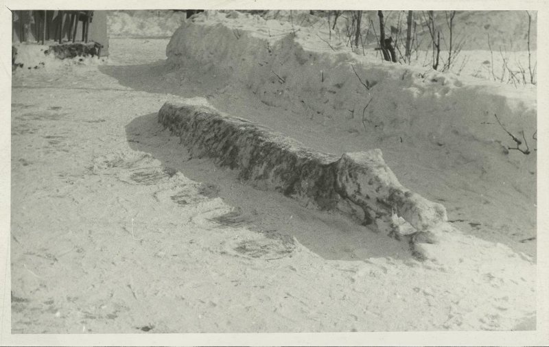Зима. Снежные фигуры, 1970-е, Ярославская обл., г. Мышкин. Выставка «Снеговик, снеговик, жить на холоде привык» с этой фотографией.