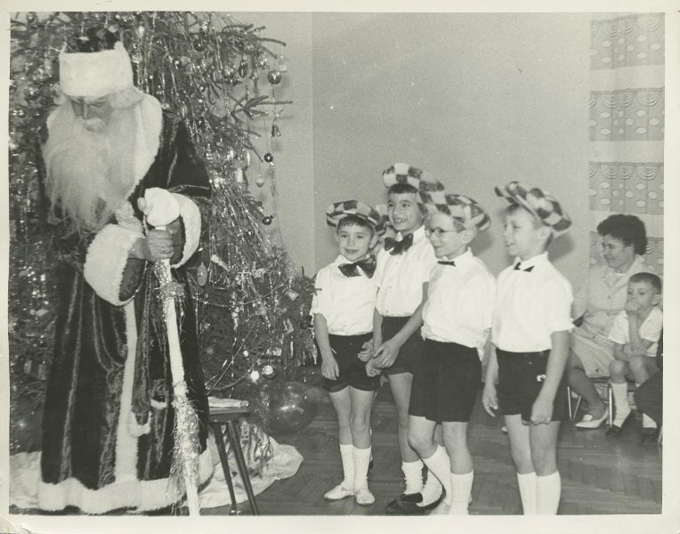 Новогодний праздник в детском саду, 1970-е, Ярославская обл., г. Мышкин. Выставка «Снежинка, зайчик и мушкетер. Карнавальные костюмы на Новый год»&nbsp;и видео «Дед Мороз» с этой фотографией.