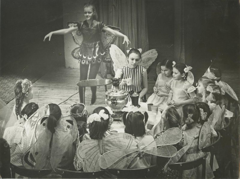 Школьный театр. Спектакль «Муха-цокотуха», 1970-е. Выставка «Советское благополучие Михаила Грачева» с этой фотографией.