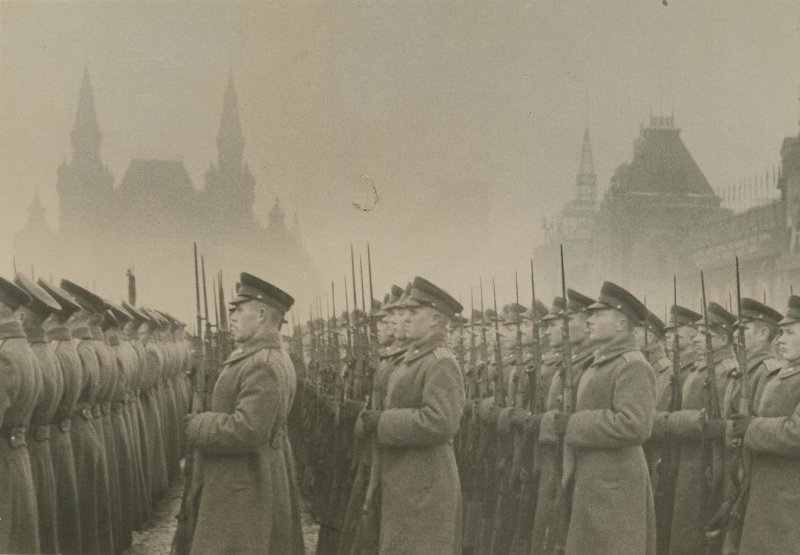 Военные на Красной площади, 1945 год, г. Москва. Видео «Красная площадь, дом 1» с этой фотографией.