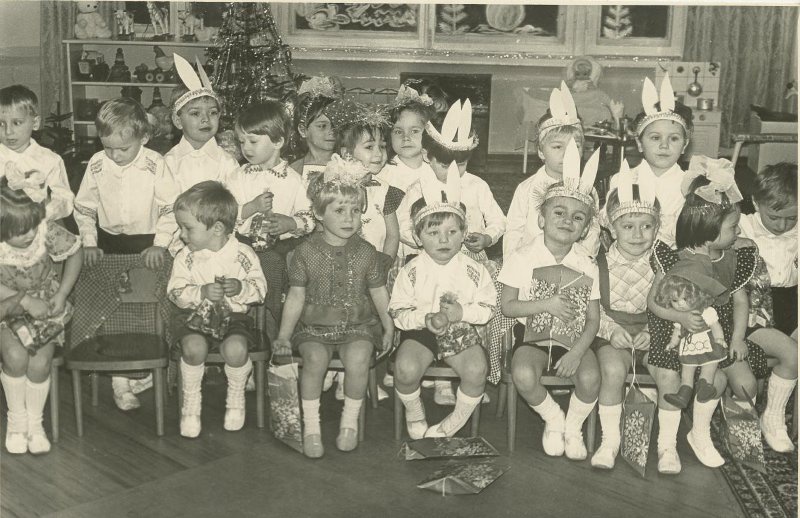 Новогодний праздник в детском саду, 1967 - 1969, Ярославская обл., г. Мышкин. Выставка «Снежинка, зайчик и мушкетер. Карнавальные костюмы на Новый год» с этим снимком.