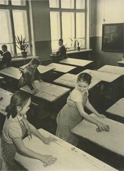 Уборка класса, 1950 год. Выставка «Советское благополучие Михаила Грачева» с этой фотографией.