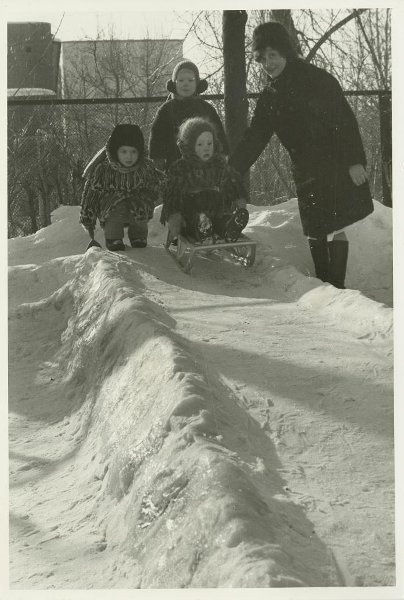 Зима. На горке, 1970-е, Ярославская обл., г. Мышкин. Выставка «Зимние забавы» с этой фотографией.