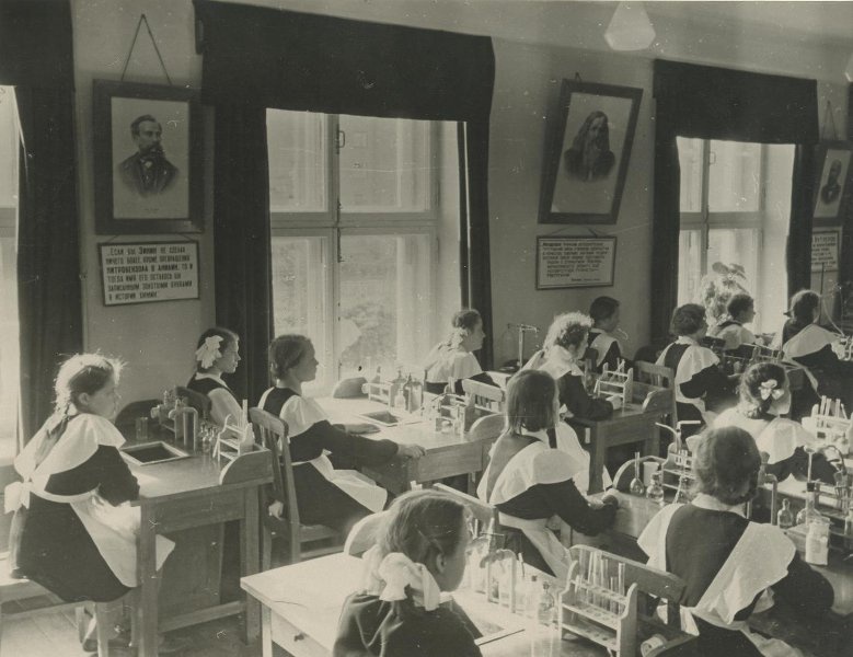 На уроке, 1950-е. Выставка «Советское благополучие Михаила Грачева» с этой фотографией.