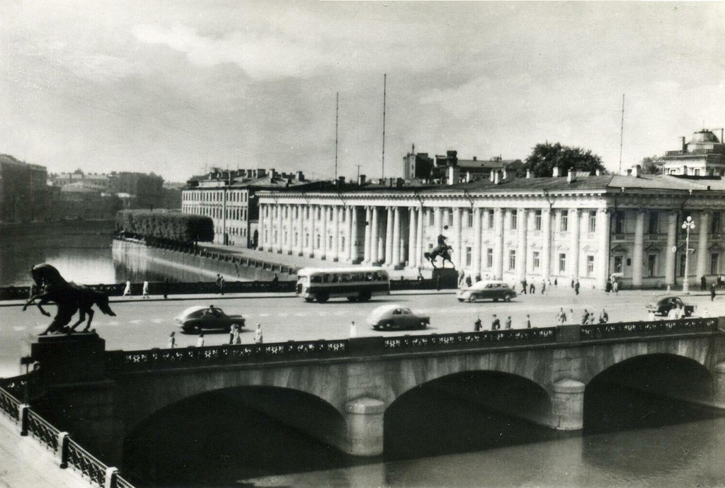 Аничков мост и Дворец пионеров имени А. А. Жданова, июль 1956, г. Ленинград. Открытое письмо издательства «Ленфотохудожник», 1956 г., № М - 17900, по фотографии Р. Мазелева.  Тир. 25.0 тыс. экз