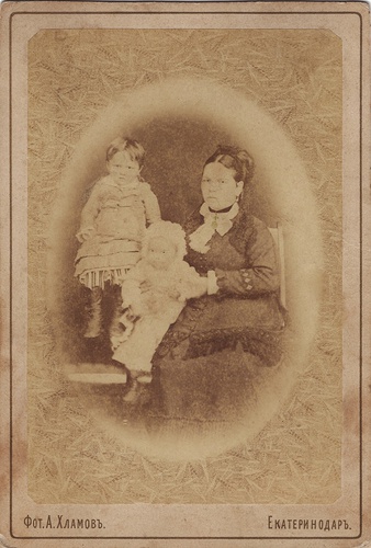 Портрет женщины с детьми, 1880 - 1885, Кубанская обл., г. Екатеринодар
