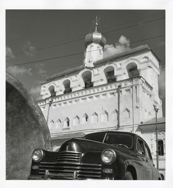 Софийская звонница и автомобиль ГАЗ-М20 «Победа», 1950-е, г. Новгород. Выставка «Вот это тачка!» с этой фотографией.&nbsp;