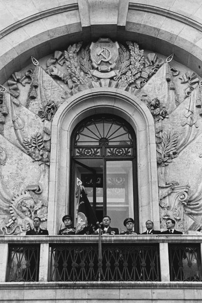Вручение ордена Ленина столице. Празднование 800-летия Москвы, 13 сентября 1947, г. Москва. Выставка «Балконная жизнь» с этой фотографией.