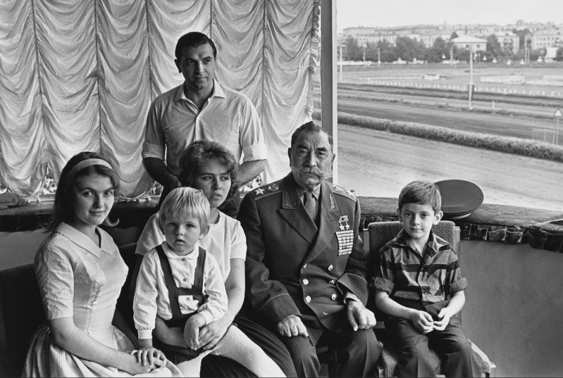Семен Буденный с сыном Сергеем и внуками, 1964 - 1966, г. Москва. Выставка «Бабушки и дедушки: опыт, мудрость и любовь» с этим снимком.