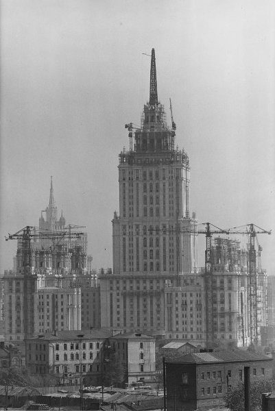 Строительство гостиницы «Украина», 1955 год, г. Москва. Выставка «От Исаакия до телебашни: фотолетопись строительства знаменитых отечественных зданий» с этой фотографией.&nbsp;