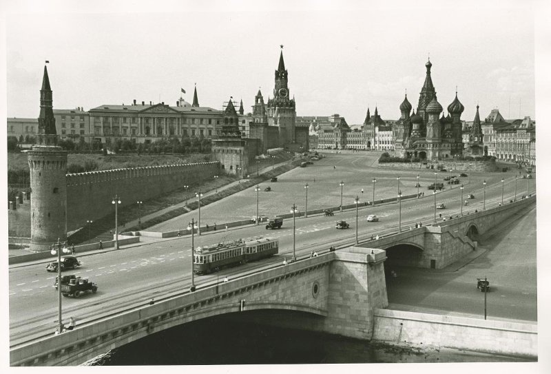 Москворецкий мост, 1947 год, г. Москва. Выставка «Москва и москвичи» с этой фотографией.