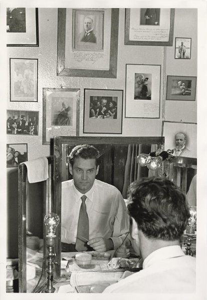Актер МХАТа Владлен Давыдов в гримерной, 1958 - 1959, г. Москва. Выставка «В гримерке» с этой фотографией.