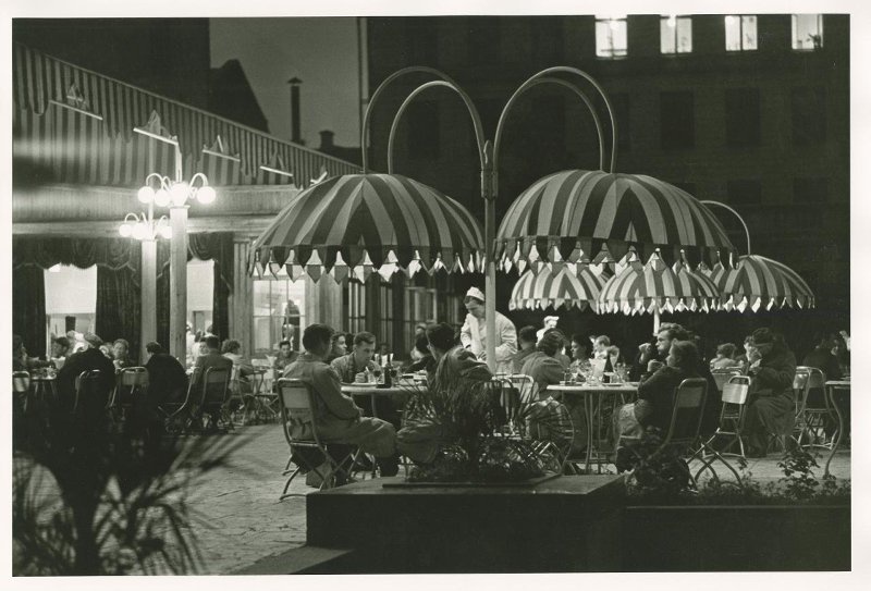 Кафе «Дружба» на Петровке, 1957 год, г. Москва. Выставка «Мягкий свет фонарей»&nbsp;и видео «Ночь. Улица. Фонарь…» с этой фотографией.