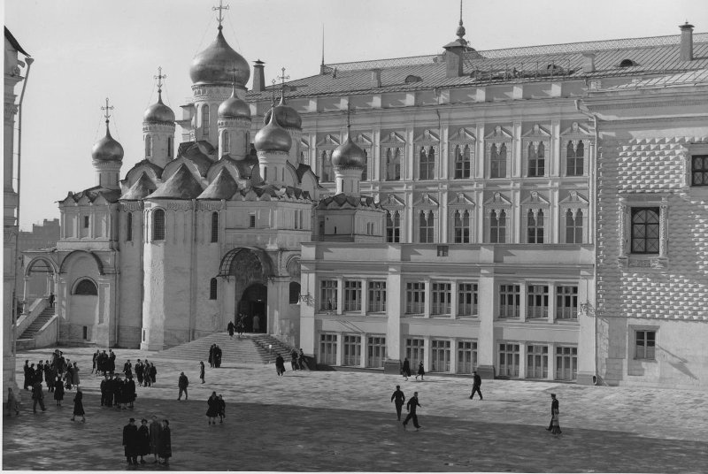 Кремль. Благовещенский собор и Большой Кремлевский дворец, 1955 год, г. Москва. Выставка «Москва и москвичи» с этой фотографией.
