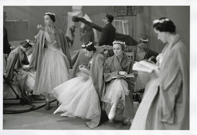 На съемках фильма-концерта «Сильфиды», 1960-е. Выставка «За кулисами балета» и «К цветку цветок...» с этой фотографией.