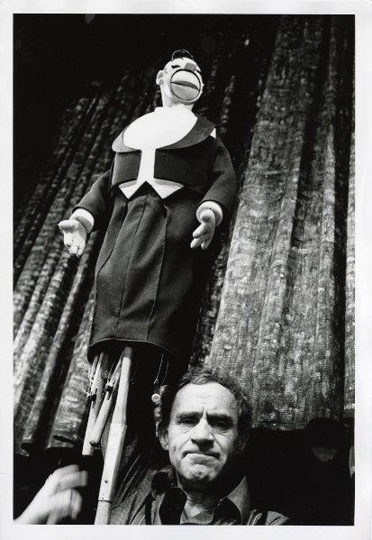 Зиновий Гердт и его персонаж конферансье Аркадий Апломбов из спектакля «Необыкновенный концерт», январь 1971, г. Москва. Выставка «Народные артисты СССР» с этой фотографией.