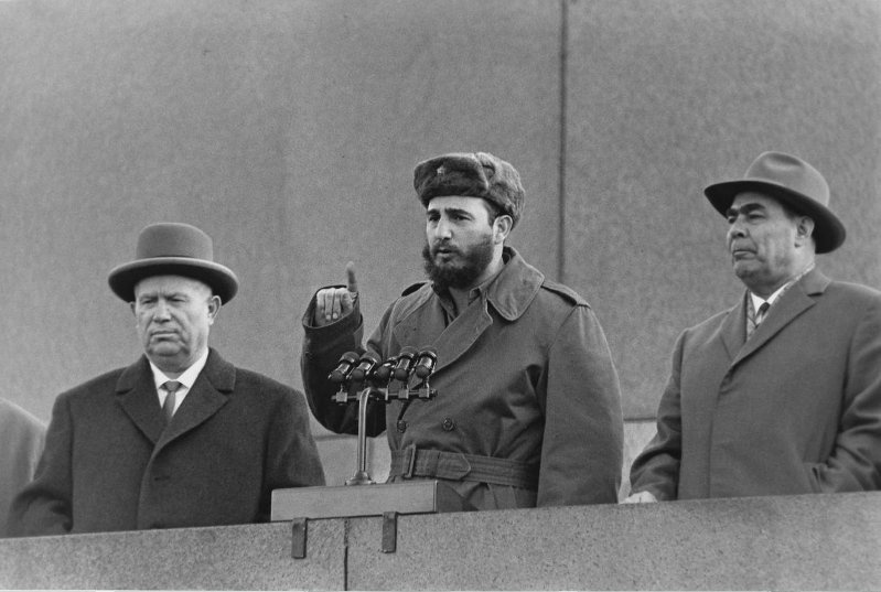 Визит Фиделя Кастро в СССР. Митинг на Красной площади, 28 апреля 1963, г. Москва. Выставка «Фидель Кастро. "Так друзей не принимают"» с этой фотографией.