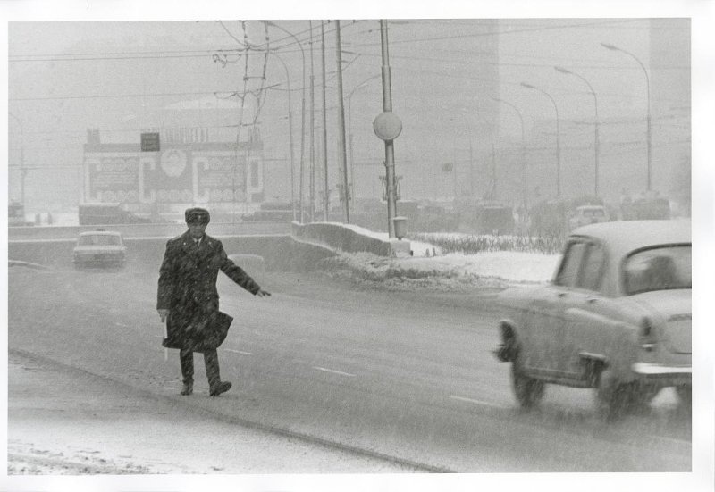 Регулировщик, 1958 год, г. Москва. Выставки&nbsp;«Соблюдайте правила!», «Метелица моя» и&nbsp;«А снег идет, а снег идет, и все вокруг чего-то ждет…» с этой фотографией.&nbsp;