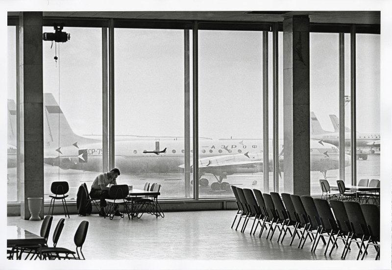 Аэропорт «Внуково», 1964 год. Выставка «Небо. Самолет. Девушка» с этой фотографией.&nbsp;