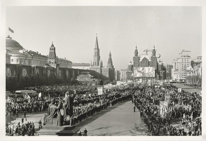 Демонстрация трудящихся на Красной площади, 7 ноября 1967, г. Москва. Выставка «Поворот истории. Поворот памятника» с этой фотографией.
