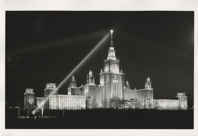 МГУ на Ленинских горах в свете прожекторов, 1 мая 1953, г. Москва. Выставка «Москва и москвичи» с этой фотографией.