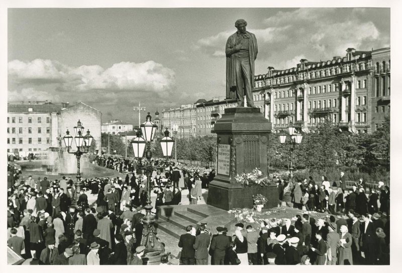 Памятник Пушкину, октябрь 1950, г. Москва. Выставка «Москва и москвичи» с этой фотографией.