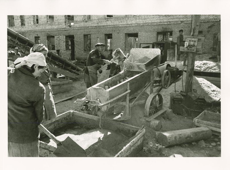 Stalingrad life. Восстановление Сталинграда 1943-1950. Сталинград 1944. Восстановление Сталинграда. Восстановление Сталинграда после войны.