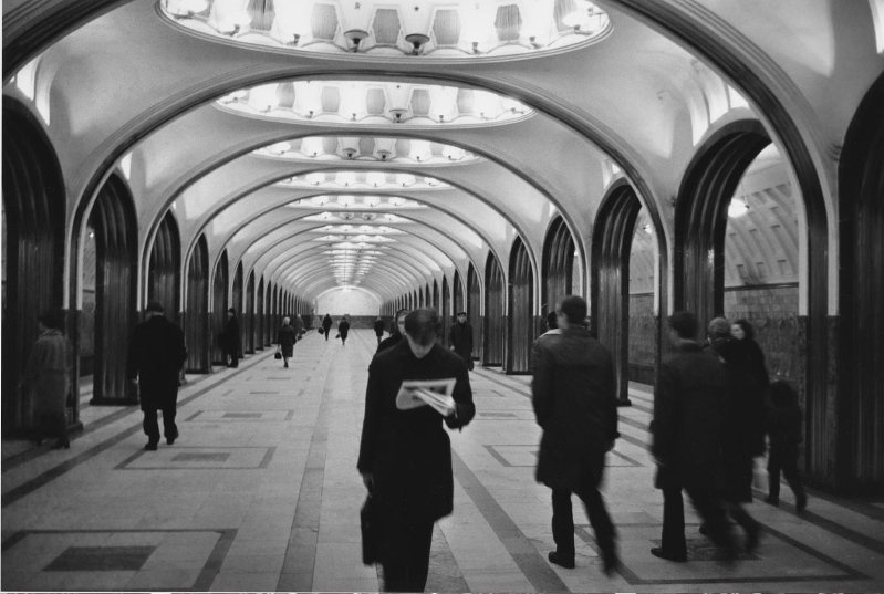 Станция метро «Маяковская», 1970 год, г. Москва. Выставки:&nbsp;«Пора надевать пальто!» и&nbsp;«Москва и москвичи» с этой фотографией.