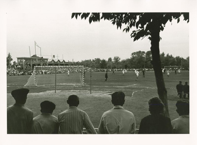 Футбольный матч в Сталинграде, 17 июня 1944, г. Сталинград. Выставка «Все на матч!» с этой фотографией.