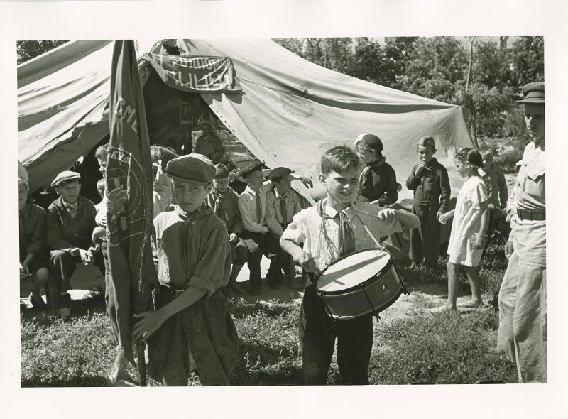 Восстановление Сталинграда, 17 июня 1944, г. Сталинград. Выставка «Пионеры-барабанщики» с этой фотографией.