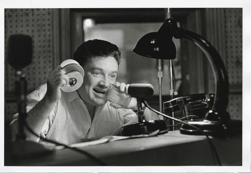 Запись радиоспектакля. Актер Евгений Весник, 1960-е, г. Москва. Выставка «Москва и москвичи» с этой фотографией.