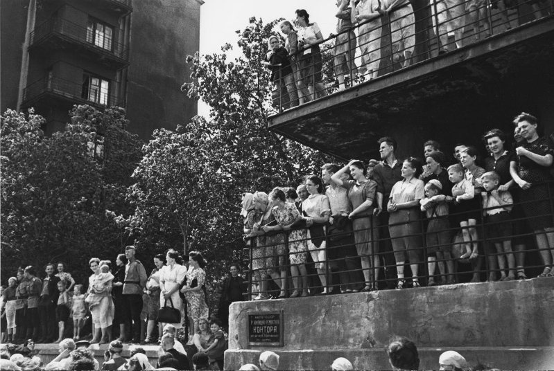 Люди наблюдают за проходом колонны немецких военнопленных, 17 июля 1944, г. Москва. Выставка «Зеваки» с этой фотографией.&nbsp;