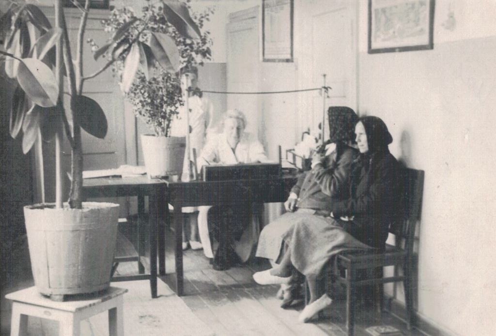 Приемное отделение туберкулезного отделения 4-ой Советской больницы, 1 января 1945 - 28 февраля 1953, Московская обл., г. Егорьевск. Выставка «День белого цветка» с этой фотографией.