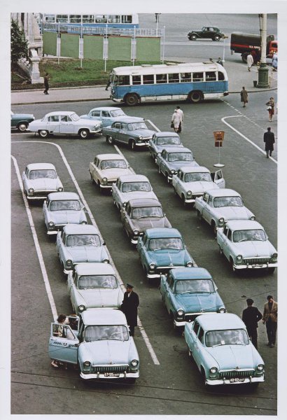 Стоянка такси, 1960-е, г. Москва. Выставки&nbsp;«Москва и москвичи», «По счетчику» с этой фотографией.
